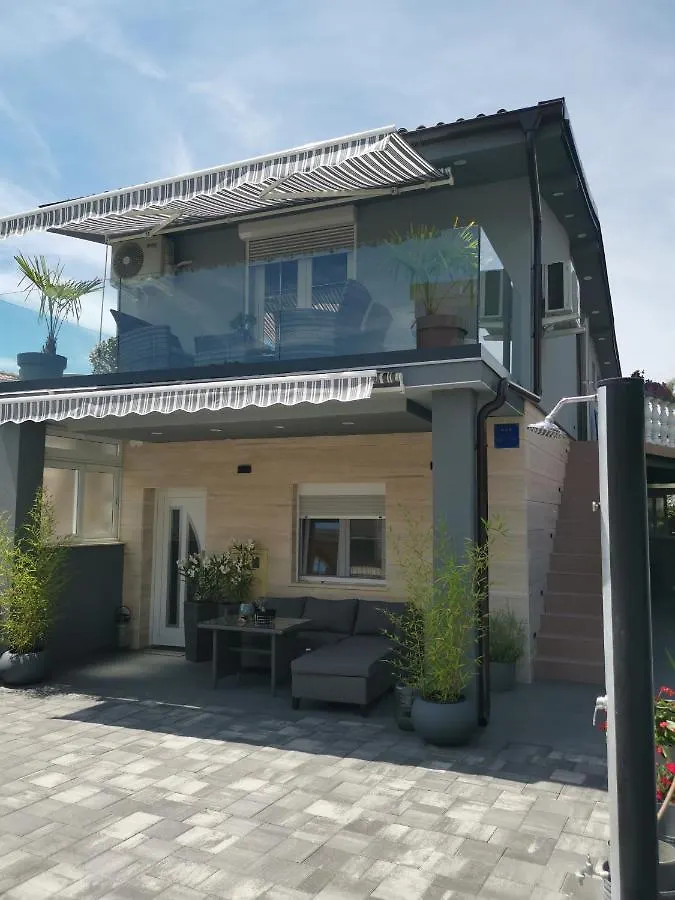 Apartmani Sarm Vir