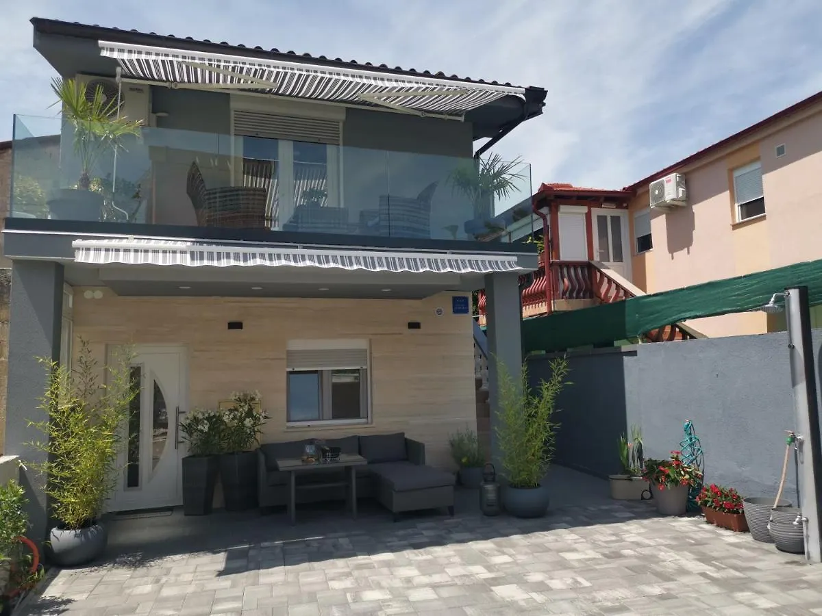 Apartment Apartmani Sarm Vir