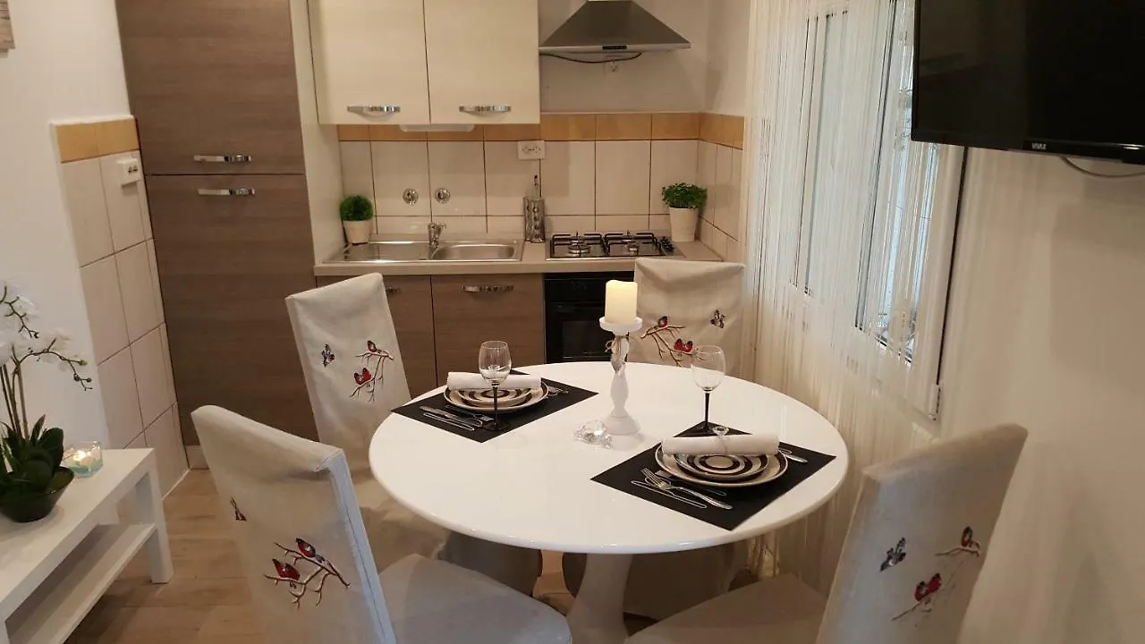 Apartment Apartmani Sarm Vir