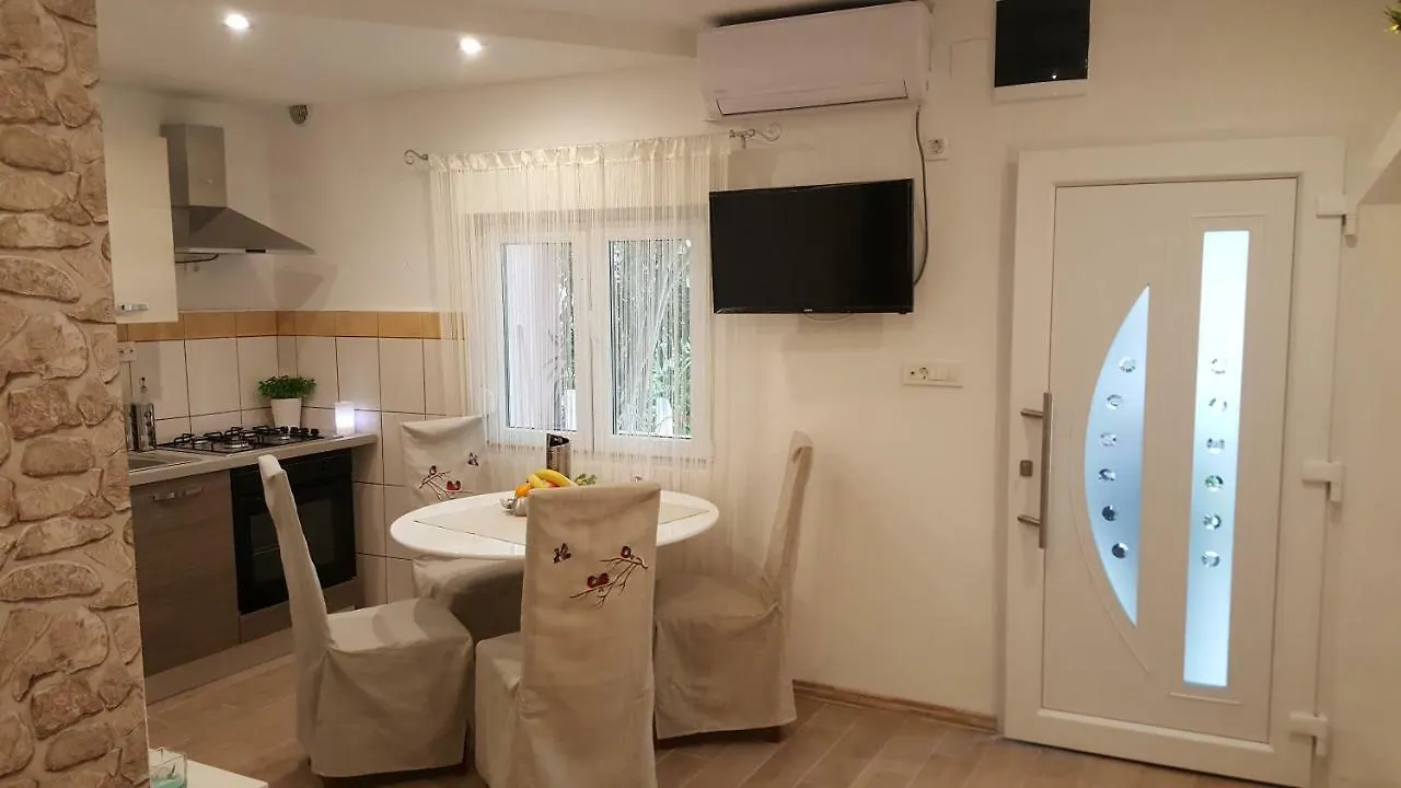 Apartmani Sarm Vir 0*,
